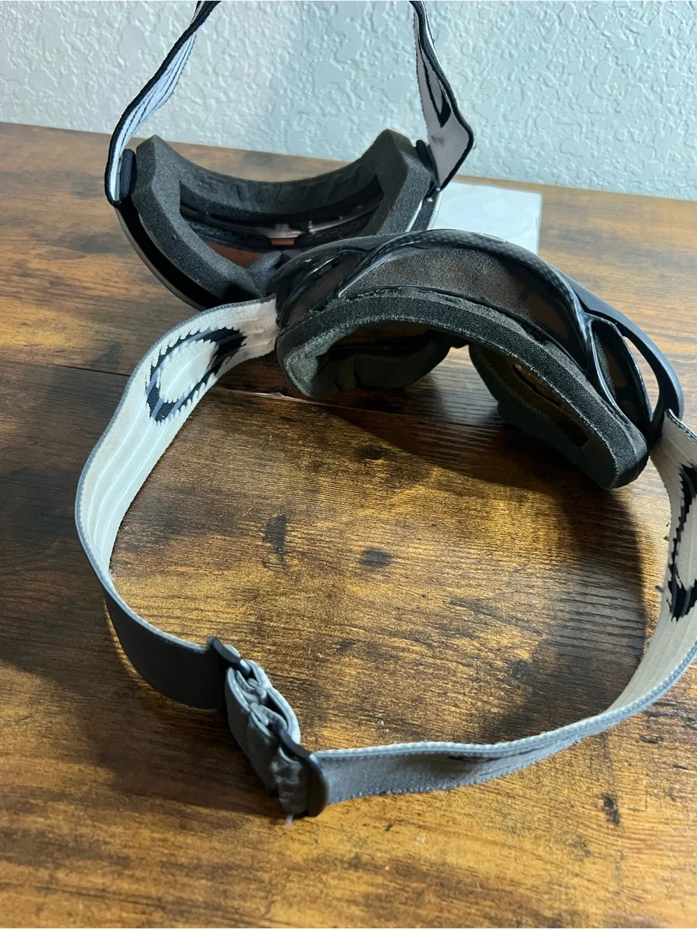 Oakley Men's Black and White Goggle Face Mask